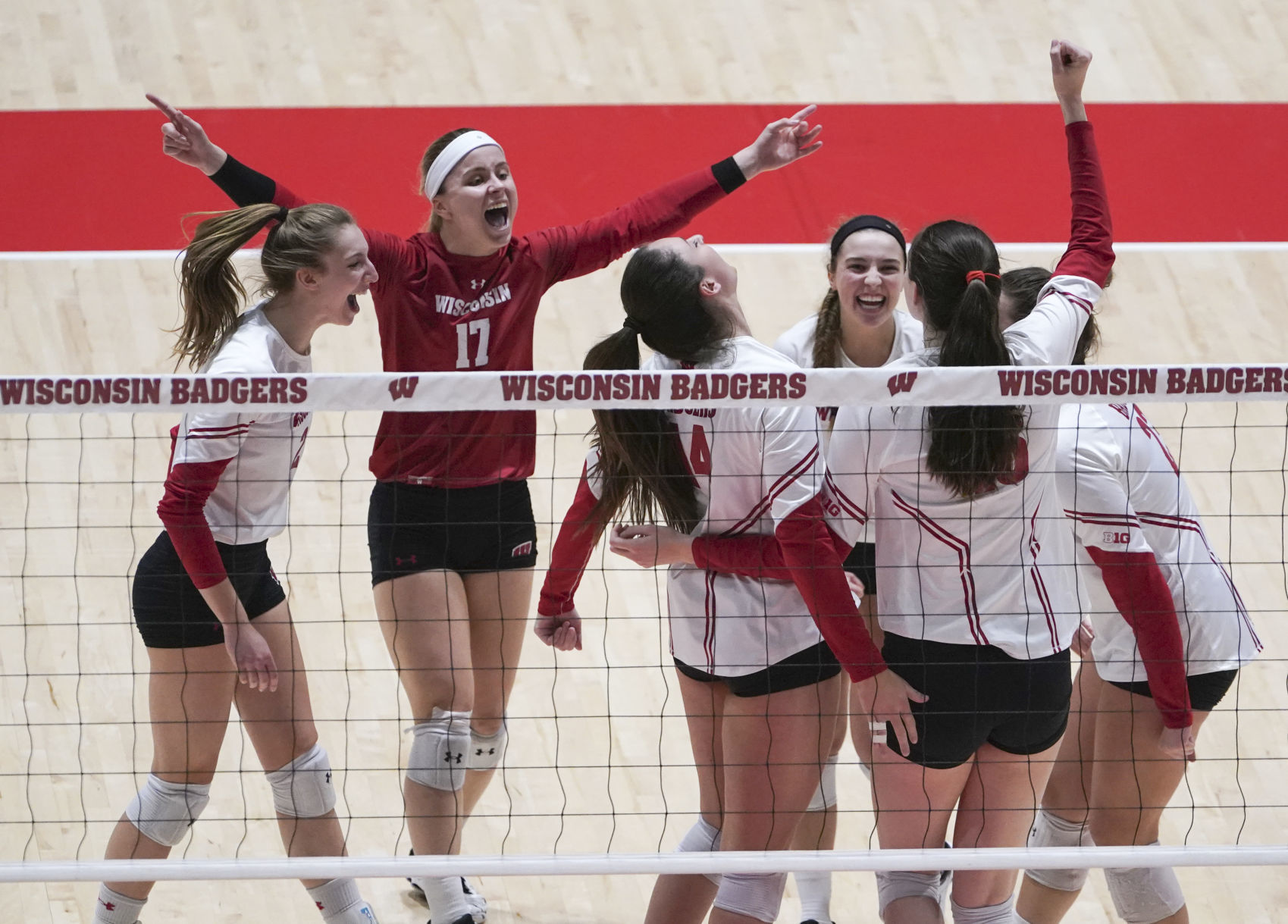 2019-10-13-UW vs MN Volleyball 11-10132019173035